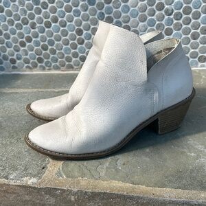 Universal Thread White Ankle Boots